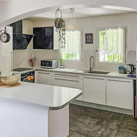 4 Bedroom Amazing In Les Angles Les Angles (Gard)