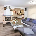 4 Bedroom Amazing In Les Angles بيت للعطل
