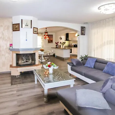 4 Bedroom Amazing In Les Angles Casa vacanze